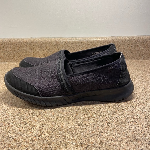 Dressy sketchers size 8. - Picture 2 of 4